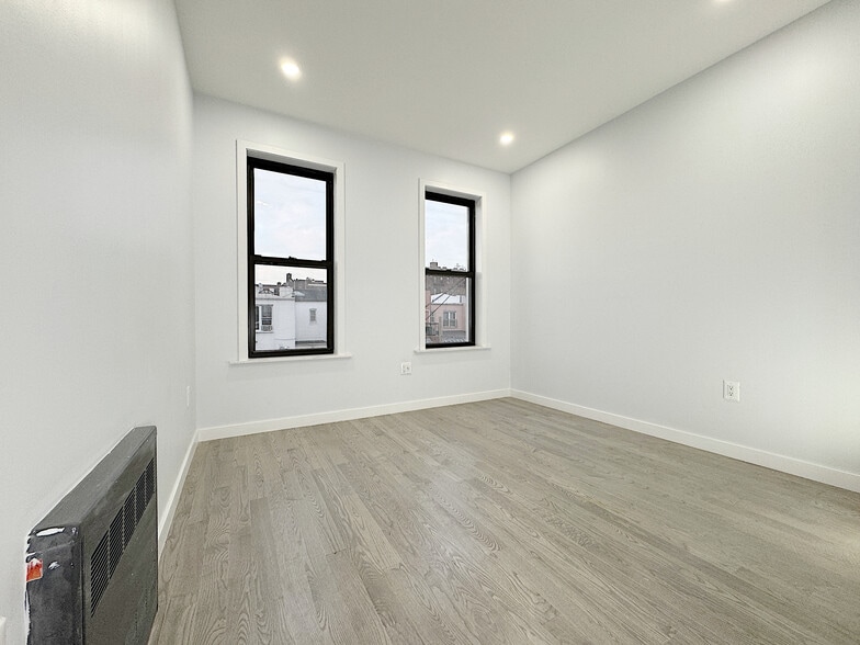 Building Photo - 333 87th St