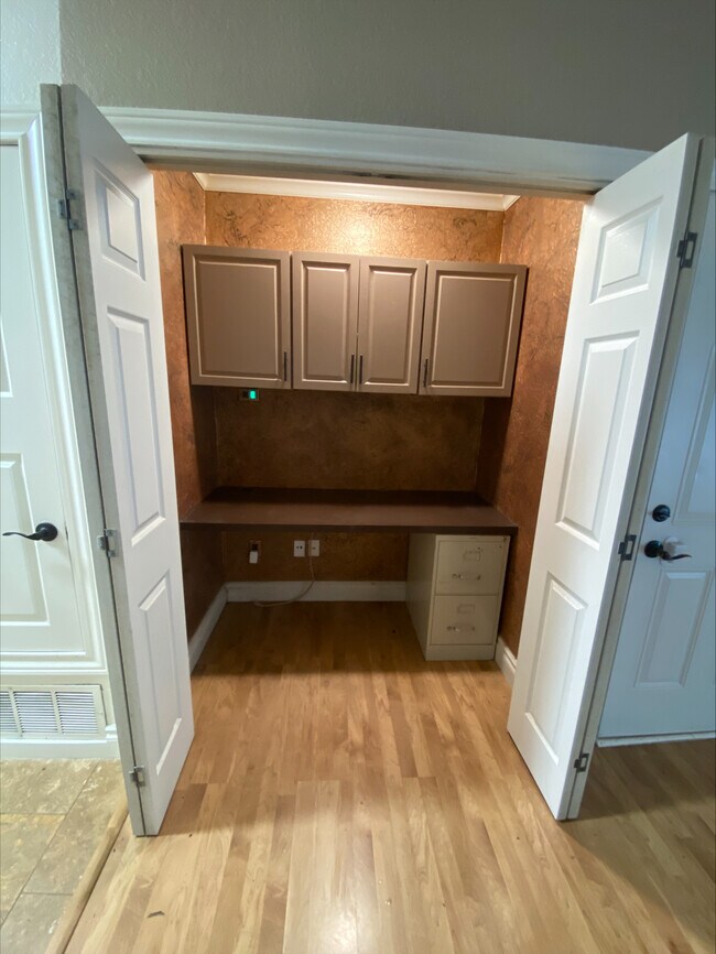 Building Photo - 702 Spring Hollow Dr