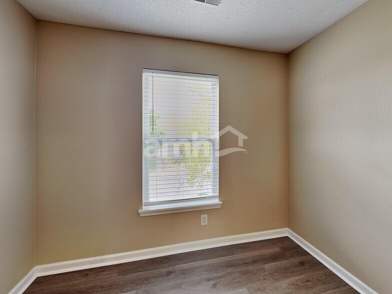 Building Photo - 635 Cloverfield Ln