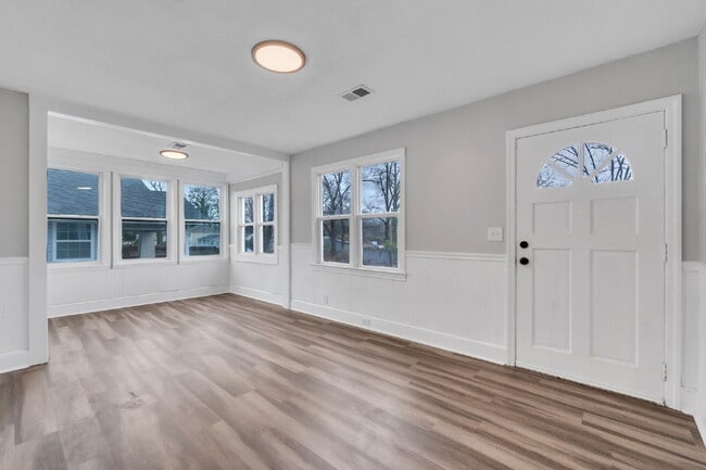 Building Photo - Stylish 2-Bedroom, 1-Bath Home with Contemporary Finishes ($1200/mo rent***)