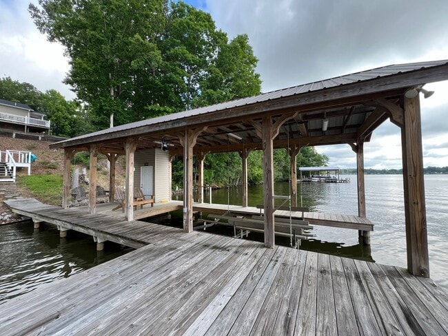 Building Photo - Slice of Paradise: 3-Bedroom, 2-Bathroom Fully Furnished Waterfront Rental
