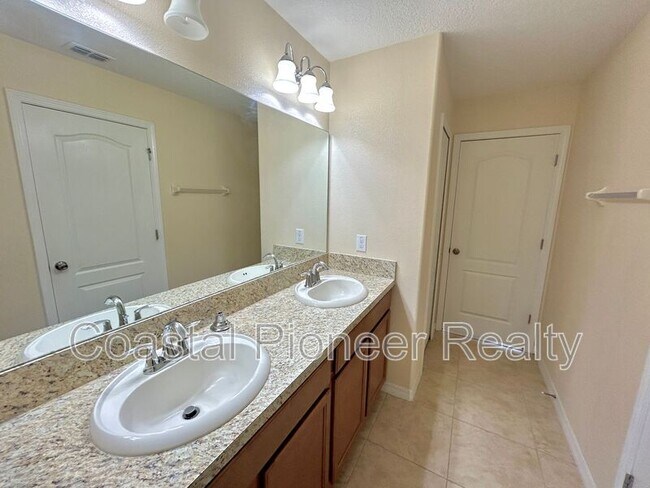 Building Photo - 2123 Roanoke Springs Dr