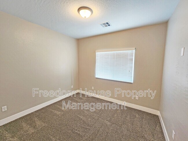 Building Photo - 1111 Sixshooter Ave