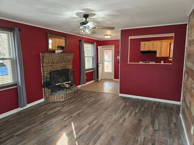 Building Photo - Charming Cottage Living in a Convenient Location