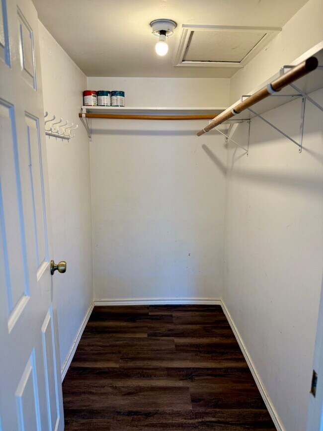 Building Photo - Great Rear Unit with Loft!