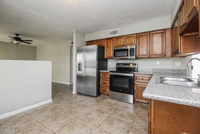 Building Photo - 834 E Glade Ave