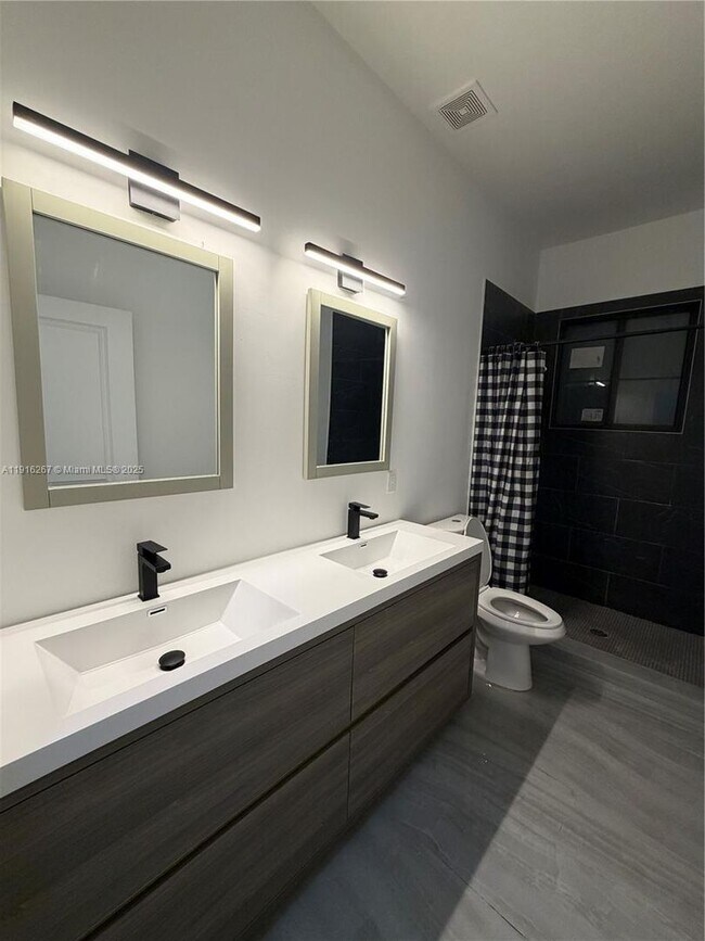 Building Photo - 932 SW 10th St