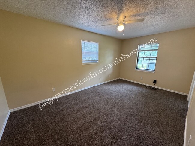 Building Photo - 3 bedroom, 1 bath Home