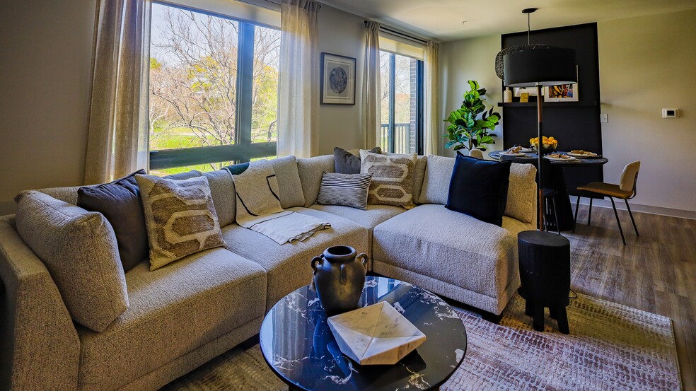 Livingroom - Front Porch