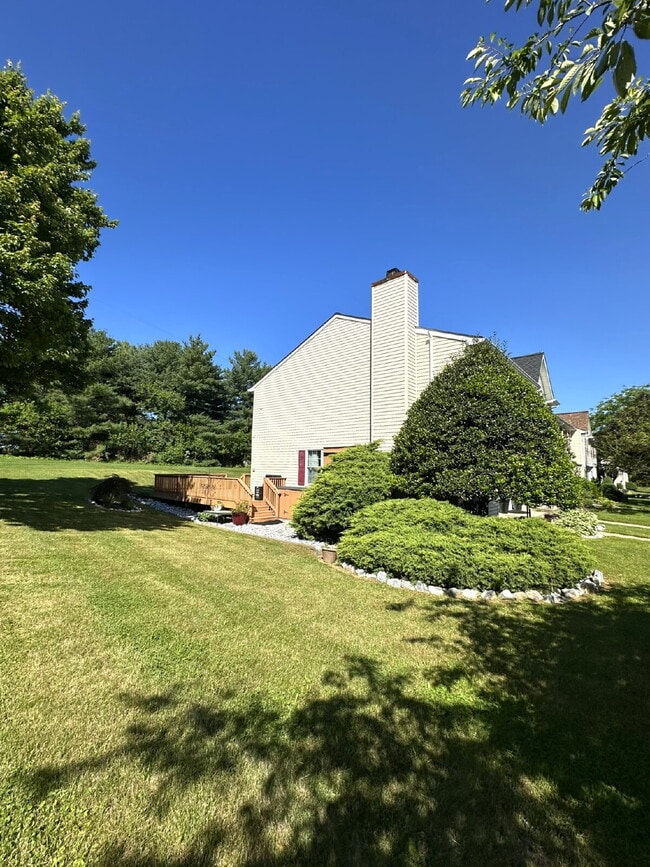 Building Photo - Lovely End Unit Townhome in Avondale Run!