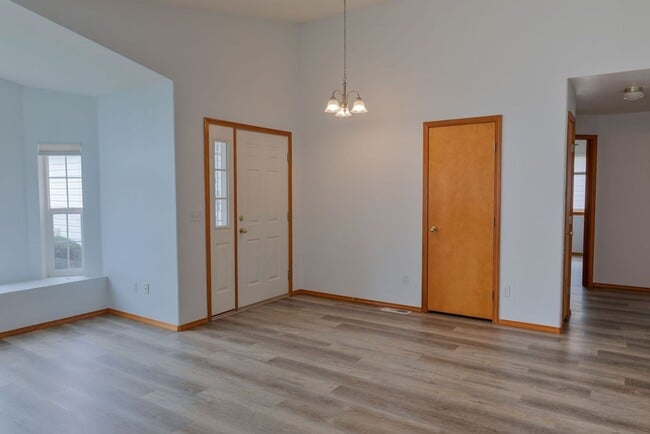Building Photo - 1510 N Madson Ln