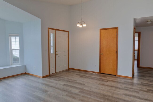 Building Photo - Single Story Home w/ HOA Provided Lawn Services