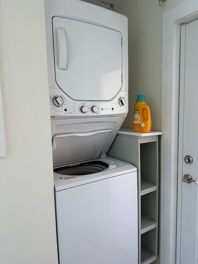 Building Photo - Oceanfront 2/1 furnished Condo