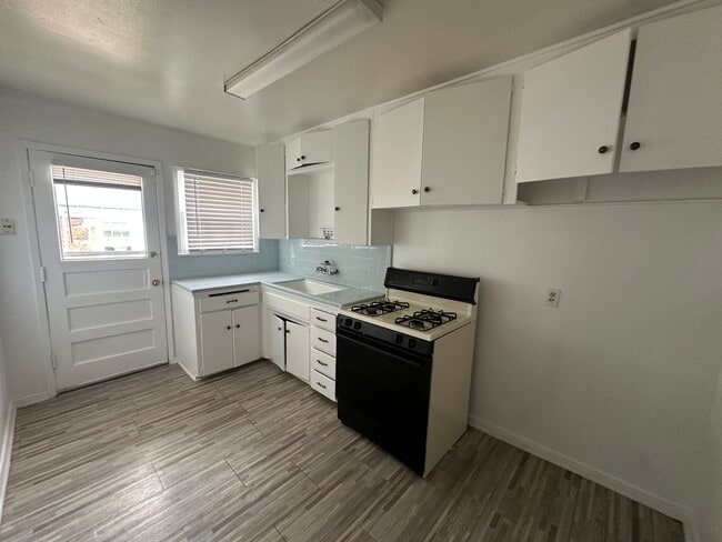 Building Photo - 1 bed, 1 bath, Duplex