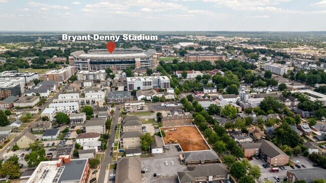 Building Photo - Available August 2026 – 5BR/5.5BA Luxury Townhome Near UA & Bryant Denny Stadium