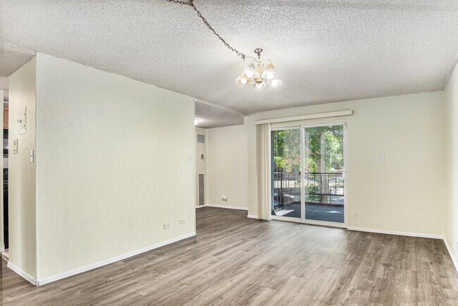 Building Photo - 2375 S Linden Ct