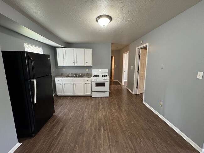 Building Photo - Near Southeast 3 Bedroom 1 Bath