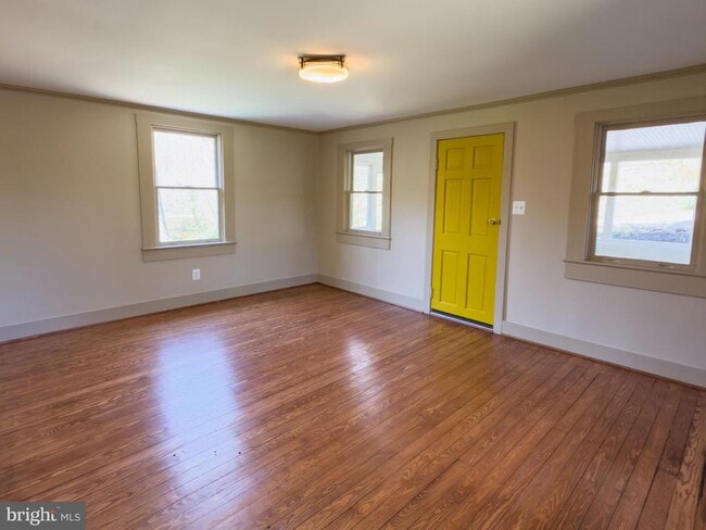 Building Photo - 37905 Snickersville Turnpike