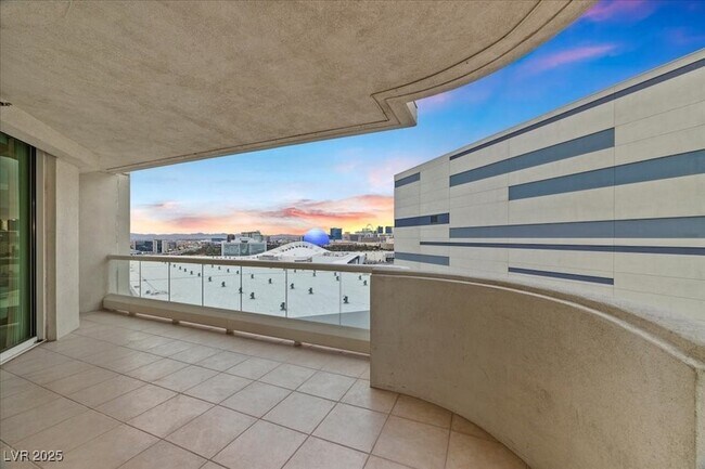 Building Photo - 2877 Paradise Rd