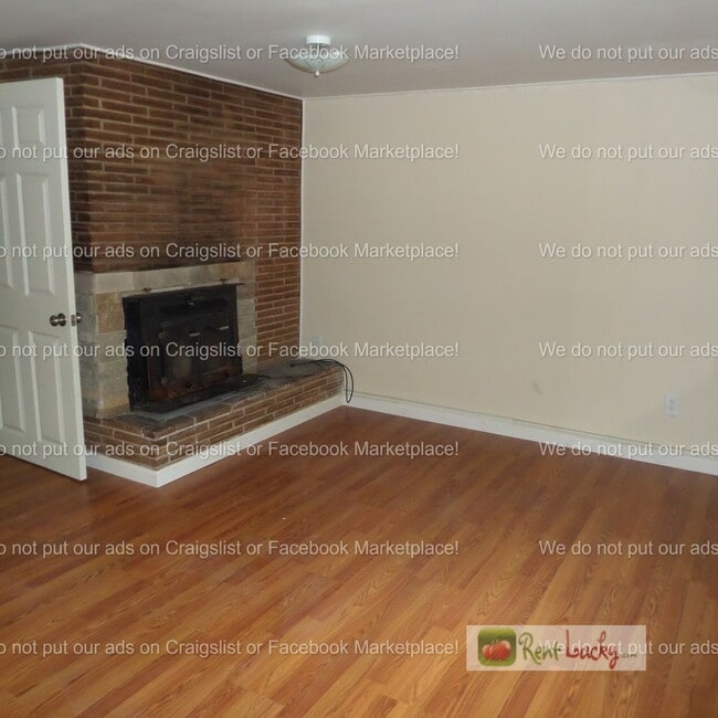 Building Photo - Cool & HUGE 5-Bedroom Home in Des Moines with Large Detached Shop/Garage!!