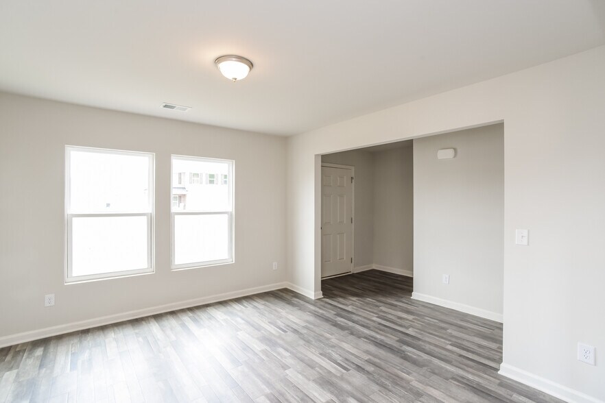 Building Photo - 4047 Lake Russell Dr