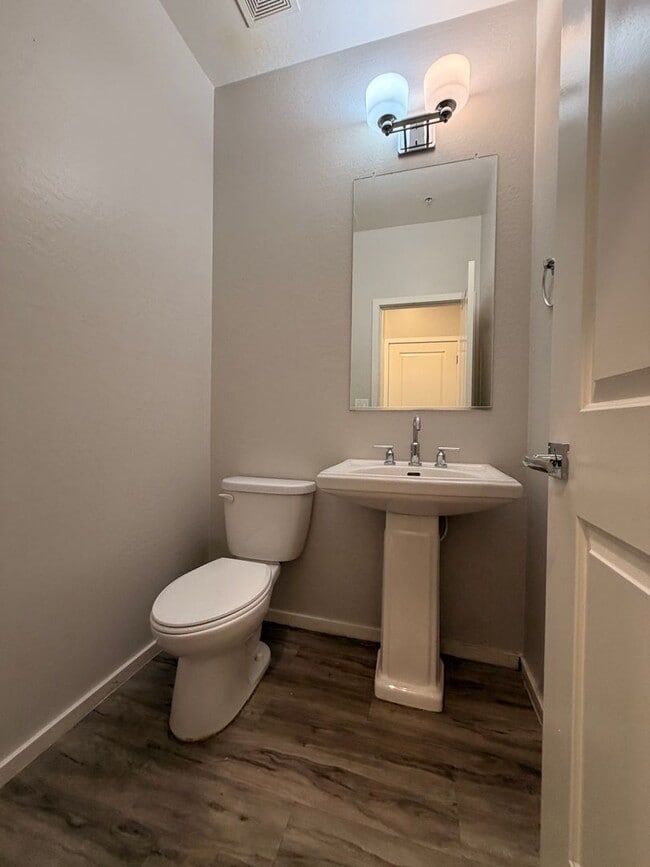Building Photo - Spacious 3 Bedroom, 2.5 Bath Phoenix Townhome with *New Floors* + *NEW* Paint!