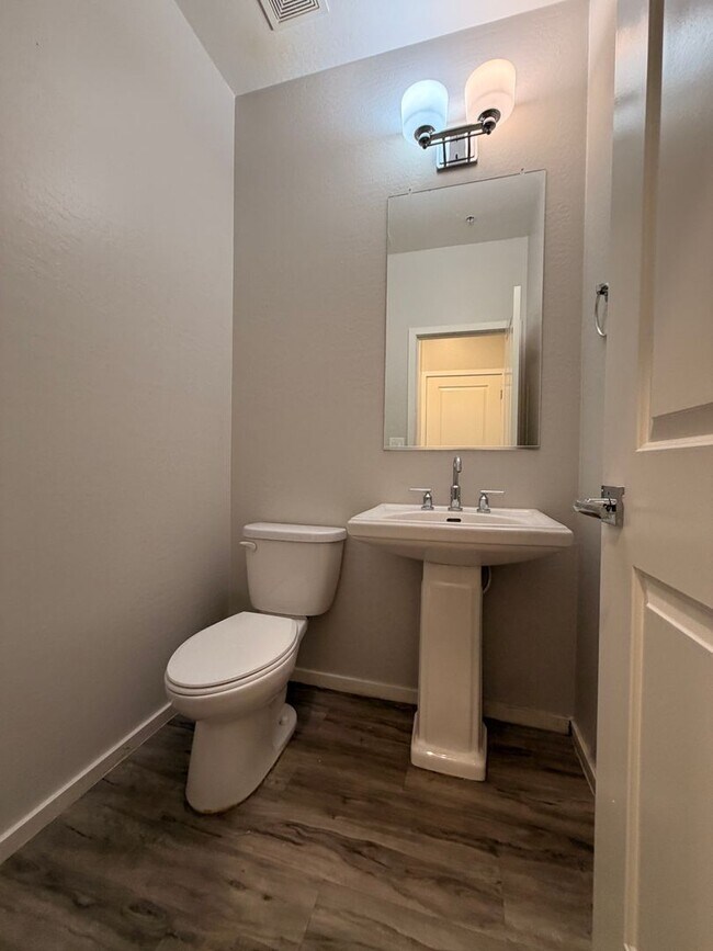 Building Photo - Spacious 3 Bedroom, 2.5 Bath Phoenix Townhome with *New Floors*