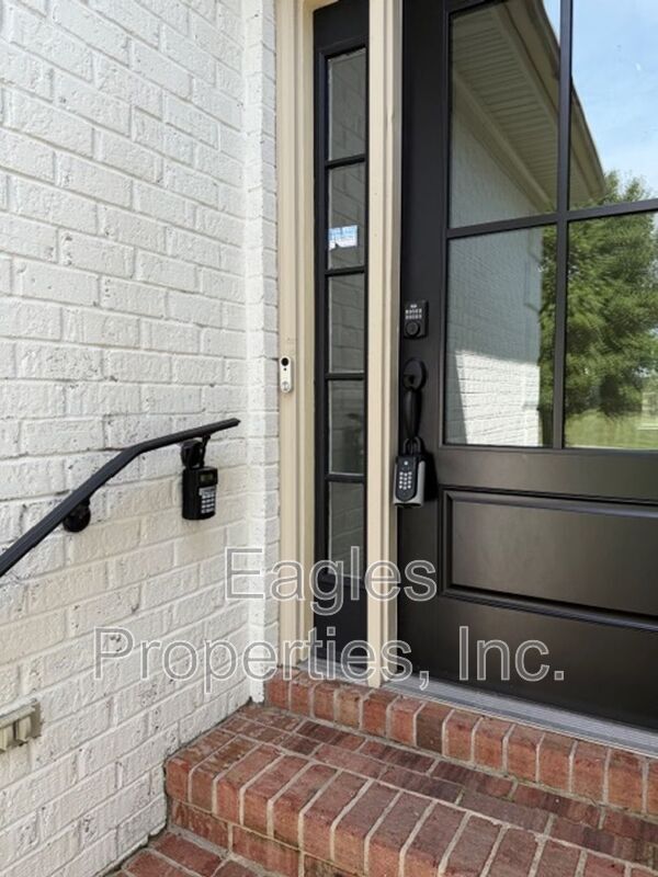 Building Photo - 210 Creekside Dr