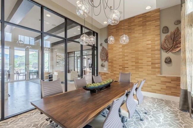 Building Photo - 8630 S Oak Cir
