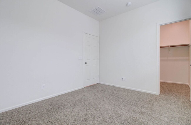 Building Photo - 1106 E Regent Dr