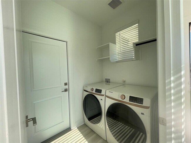 Building Photo - 544 Bauer Lp