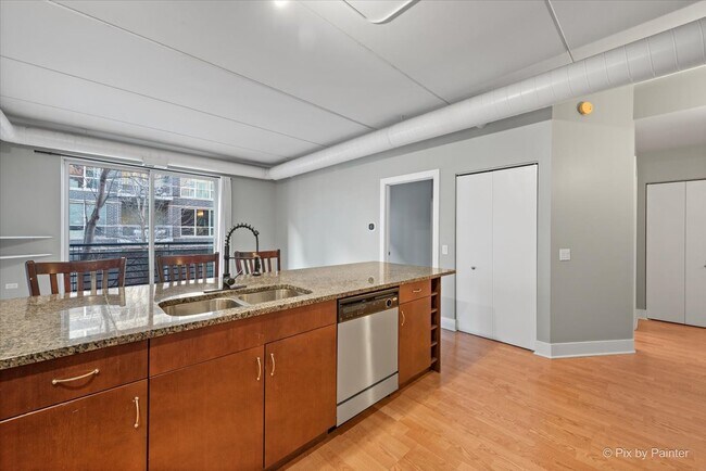 Building Photo - 873 N Larrabee St