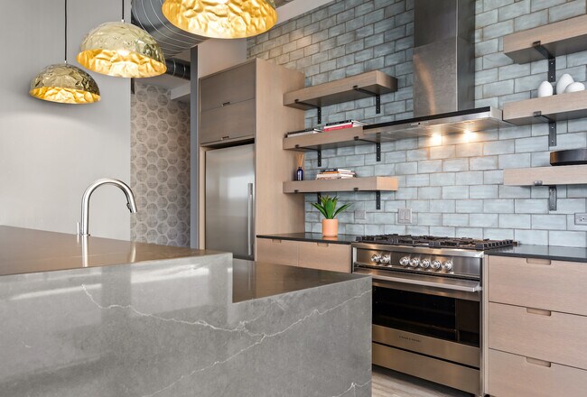 Building Photo - 330 S. Wells St - New Jr One Bed Located i...