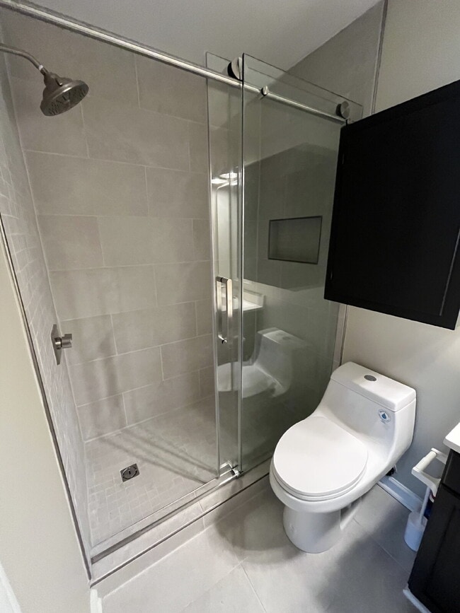 Building Photo - "Charming 2-Bed, 2-Bath Retreat in High Point's Peaceful Ambassador Court!"