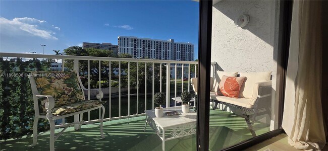 Building Photo - 1650 NE 115th St