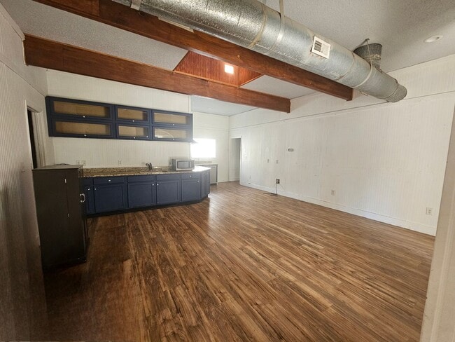 Building Photo - 3 BD / 2 BA Unfurnished - One block to the...