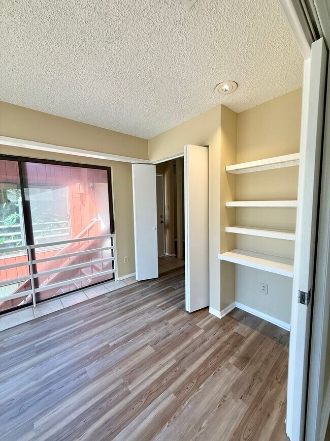 Building Photo - Remodeled!! Close to Shopping, VA Hospital and Hilaman Golf Course!