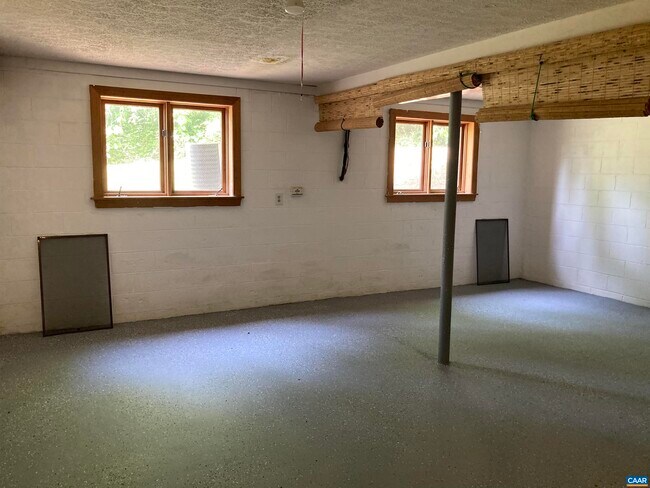 Building Photo - 14150 James River Rd