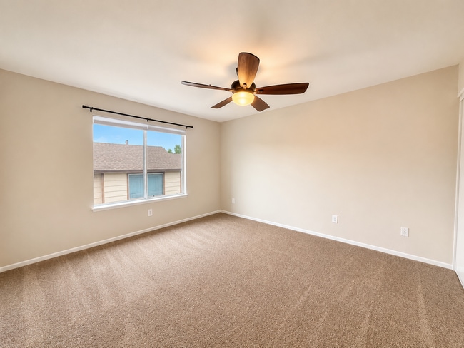Building Photo - Beautiful 2 Bedroom Condo with fresh paint, flooring for Rent
