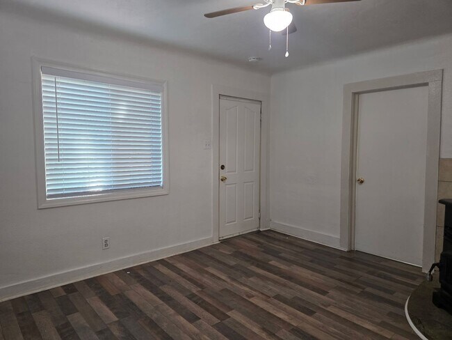 Building Photo - 2050 Branstetter Ln