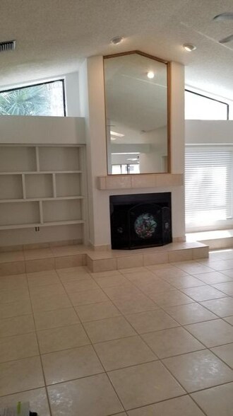 Building Photo - 14060 Greentree Dr