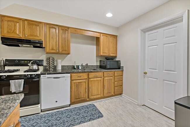 Building Photo - 2017 Woodford Rd