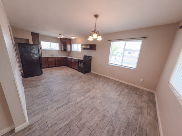 Building Photo - 756 E University Dr