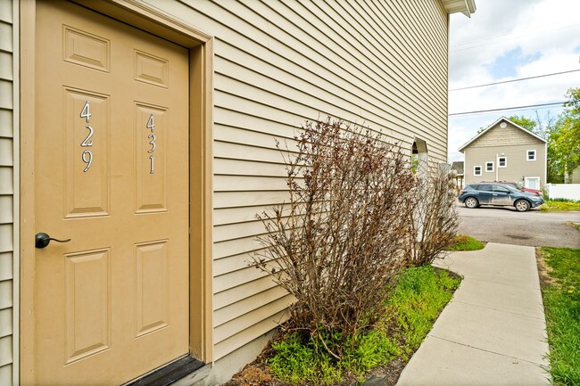 Building Photo - 427-431 2nd Ave W