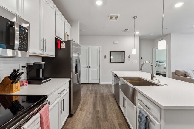 Building Photo - Gorgeous 2bd/2ba modern condo w/balcony located conveniently in MOSAIC AT WOODLAND PARK in Herndon.