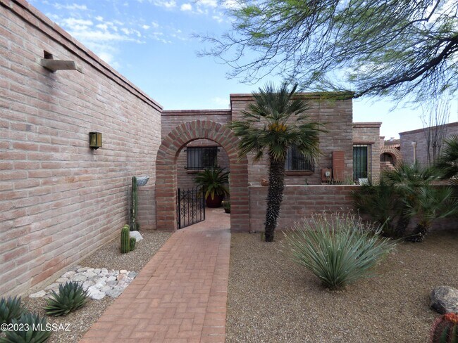 Building Photo - 5300 N Montezuma Trail