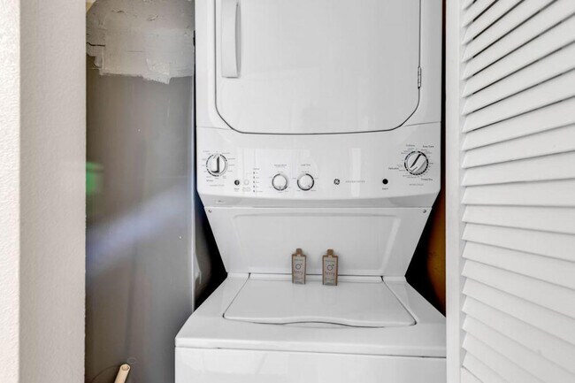 Building Photo - 2560 N Ocean Blvd