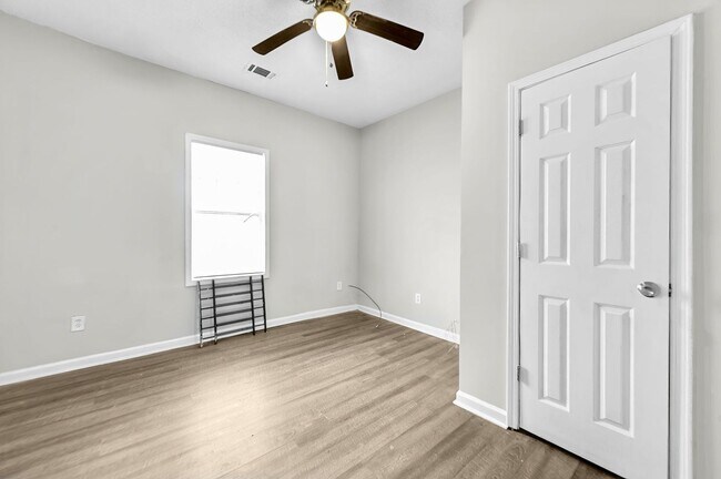 Building Photo - For Rent West Side $ 1675.00   3 bedroom/2...