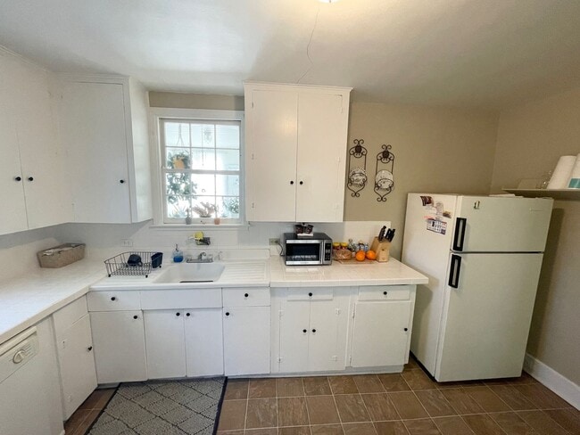 Building Photo - 2 Bedroom 1 Bath Brick Home
