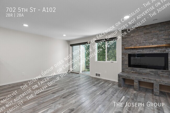Building Photo - 702 5th St